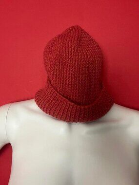 Handmade  / red orange knitted beanie toque 🧡❤️
